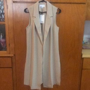 Sleeveless tan trench